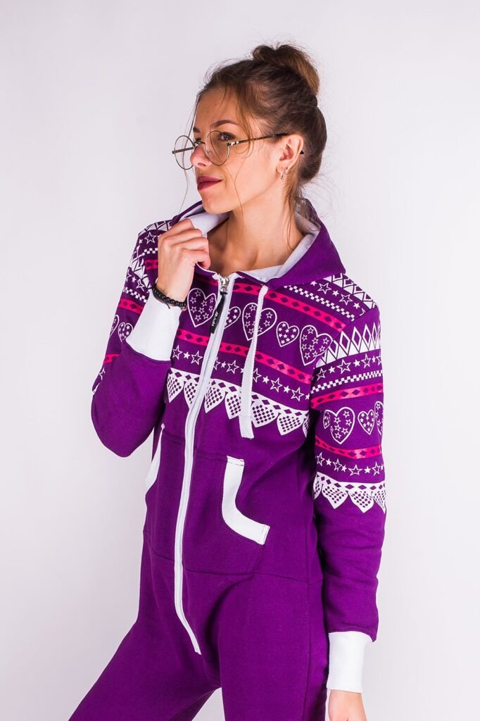 Violetinis kombinezonas su širdelių raštais